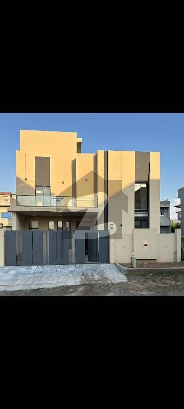 بی ۔ 17 اسلام آباد میں 7 کمروں کا 11 مرلہ مکان 5.5 کروڑ میں برائے فروخت۔