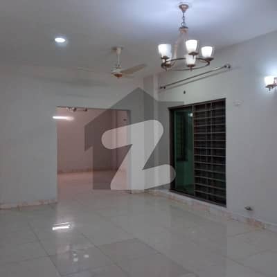 12 MARLA 4 BEDROOM BEAUTIFUL APARTMENT AVAILABLE FOR SALE