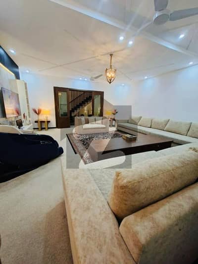 Bahria Town Phase 8 Block-P(1.5 Kanal) Beautiful Luxurious Duplex House For Sale.