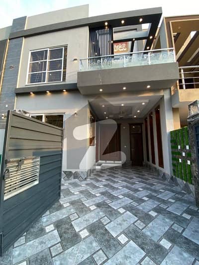 بحریہ ٹاؤن جناح بلاک بحریہ ٹاؤن سیکٹر ای,بحریہ ٹاؤن,لاہور میں 3 کمروں کا 5 مرلہ مکان 2.3 کروڑ میں برائے فروخت۔