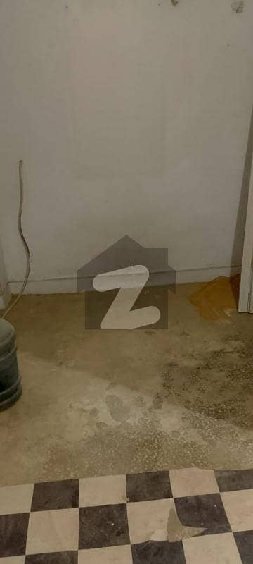 گلستانِِ جوہر ۔ بلاک 18 گلستانِ جوہر,کراچی میں 1 کمرے کا 2 مرلہ فلیٹ 22.5 لاکھ میں برائے فروخت۔