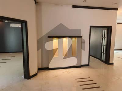 ڈی ایچ اے فیز 5 ڈی ایچ اے ڈیفینس,کراچی میں 3 کمروں کا 1 کنال بالائی پورشن 2.45 لاکھ میں کرایہ پر دستیاب ہے۔