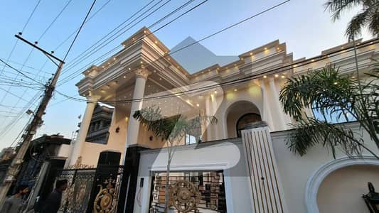 سعید کالونی فیصل آباد میں 7 کمروں کا 1 کنال مکان 11.0 کروڑ میں برائے فروخت۔