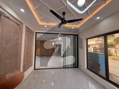 بی ۔ 17 اسلام آباد میں 4 کمروں کا 8 مرلہ مکان 4.25 کروڑ میں برائے فروخت۔