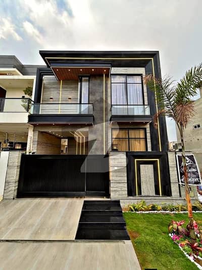 ڈی ایچ اے 9 ٹاؤن ڈیفنس (ڈی ایچ اے),لاہور میں 3 کمروں کا 5 مرلہ مکان 2.35 کروڑ میں برائے فروخت۔