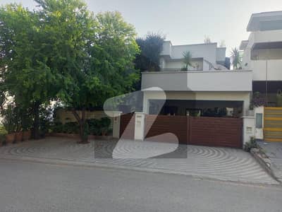 HOUSE FOR SALE E 11 2 SIZE 400 SQ YARDS TOP LOCATION 70 FEET ROAD THIS ON RENTED