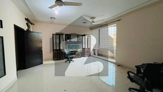 جوہر ٹاؤن لاہور میں 3 کمروں کا 12 مرلہ بالائی پورشن 1.1 لاکھ میں کرایہ پر دستیاب ہے۔