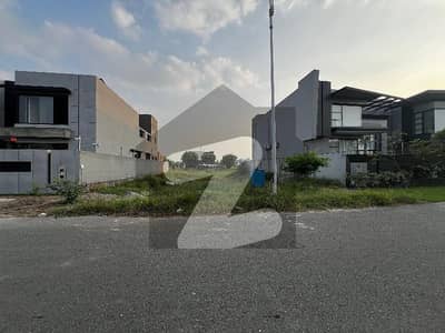 1 KANAL PLOT NEAR TO PARK AND CCA2 COMMERCIAL