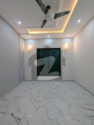 8 MARLACOMMERCIAL BUILDING FOR SALE IN MAIN COLLEGE ROAD LAHORE