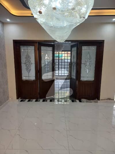 ویلینشیاء ہاؤسنگ سوسائٹی لاہور میں 5 کمروں کا 1 کنال مکان 2.5 لاکھ میں کرایہ پر دستیاب ہے۔