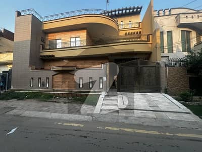 جوہر ٹاؤن فیز 2 - بلاک ایچ3 جوہر ٹاؤن فیز 2,جوہر ٹاؤن,لاہور میں 7 کمروں کا 10 مرلہ مکان 4.7 کروڑ میں برائے فروخت۔