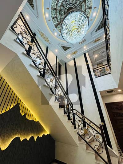 ڈی ایچ اے فیز 1 ۔ سیکٹر ایم ڈی ایچ اے فیز 1,ڈی ایچ اے ڈیفینس,ملتان میں 5 کمروں کا 1 کنال مکان 5.5 کروڑ میں برائے فروخت۔