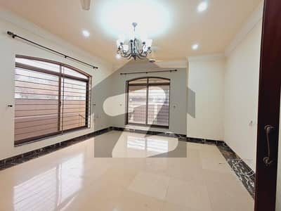 ایف ۔ 10 اسلام آباد میں 9 کمروں کا 1 کنال مکان 8.5 لاکھ میں کرایہ پر دستیاب ہے۔