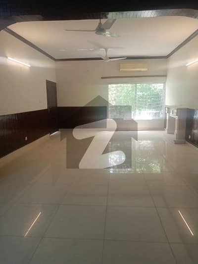 ایف ۔ 10 اسلام آباد میں 5 کمروں کا 1 کنال مکان 4.5 لاکھ میں کرایہ پر دستیاب ہے۔