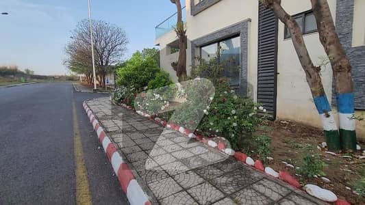 1 Kanal (500 yards) 50x90 Level and Solid plot near to Park, Masjid, School, Markets and Malls. Dem 4.40 Cr.