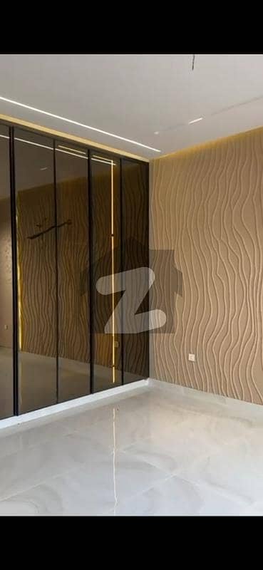 ڈی ایچ اے فیز 8 ڈیفنس (ڈی ایچ اے),لاہور میں 4 کمروں کا 10 مرلہ مکان 6.45 کروڑ میں برائے فروخت۔