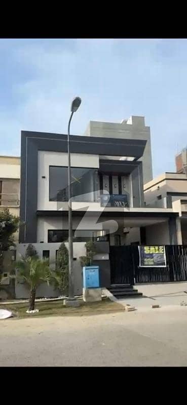 ڈی ایچ اے فیز 8 ڈیفنس (ڈی ایچ اے),لاہور میں 4 کمروں کا 10 مرلہ مکان 6.45 کروڑ میں برائے فروخت۔