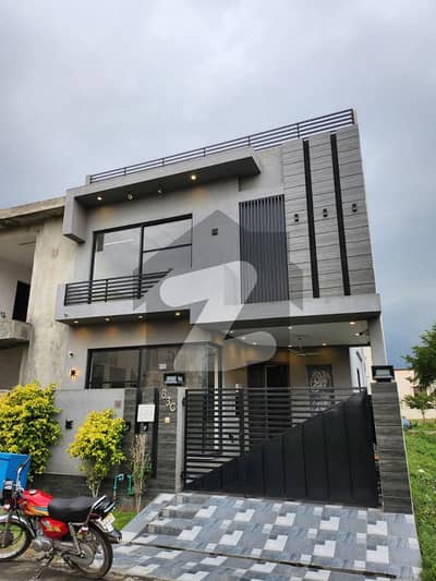 ڈی ایچ اے 9 ٹاؤن ڈیفنس (ڈی ایچ اے),لاہور میں 3 کمروں کا 5 مرلہ مکان 2.4 کروڑ میں برائے فروخت۔