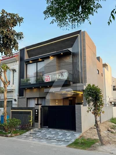 ڈی ایچ اے 9 ٹاؤن ڈیفنس (ڈی ایچ اے),لاہور میں 3 کمروں کا 5 مرلہ مکان 2.8 کروڑ میں برائے فروخت۔