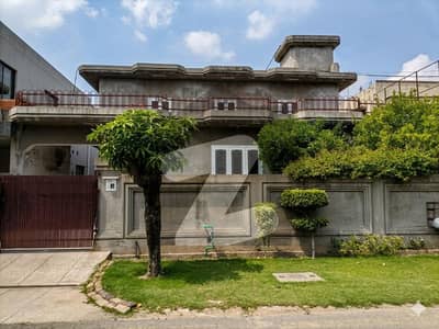 ڈی ایچ اے فیز 2 - بلاک کیو فیز 2,ڈیفنس (ڈی ایچ اے),لاہور میں 4 کمروں کا 1 کنال مکان 5.75 کروڑ میں برائے فروخت۔