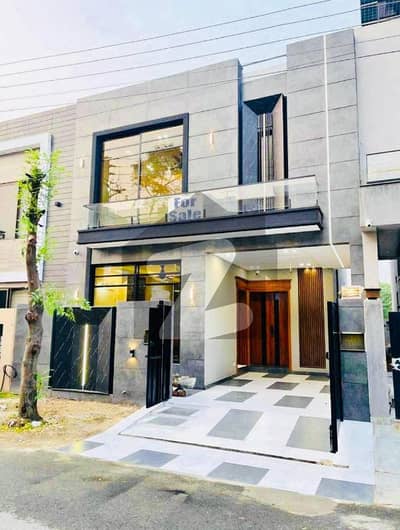 ڈی ایچ اے 9 ٹاؤن ڈیفنس (ڈی ایچ اے),لاہور میں 3 کمروں کا 5 مرلہ مکان 2.17 کروڑ میں برائے فروخت۔