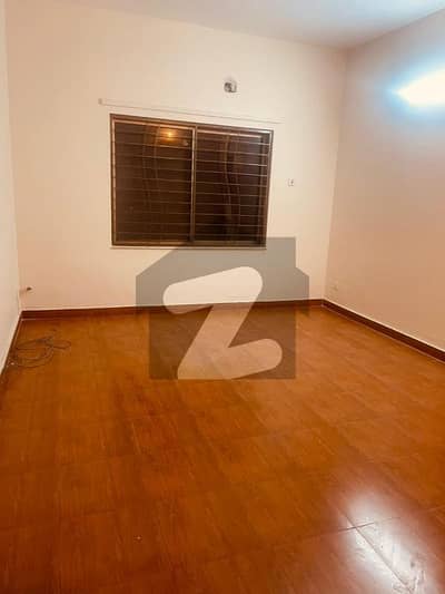 Beautiful Brig House 5 Bed Neat And Cline Well Maintaine Near Market And Park Avlialab for Rent in Askari 10