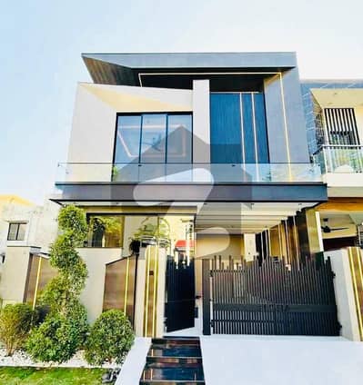 ڈی ایچ اے 9 ٹاؤن ڈیفنس (ڈی ایچ اے),لاہور میں 3 کمروں کا 5 مرلہ مکان 2.45 کروڑ میں برائے فروخت۔