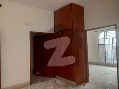 UPPER PORTION AVAILABLE FOR RENT IN KAMRAN BLOCK