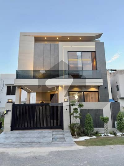 ڈی ایچ اے 9 ٹاؤن ڈیفنس (ڈی ایچ اے),لاہور میں 3 کمروں کا 5 مرلہ مکان 2.35 کروڑ میں برائے فروخت۔