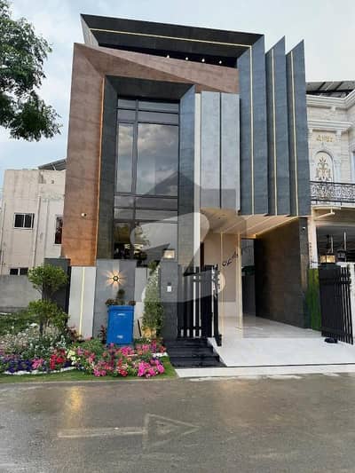 ڈی ایچ اے 9 ٹاؤن ڈیفنس (ڈی ایچ اے),لاہور میں 3 کمروں کا 5 مرلہ مکان 3.5 کروڑ میں برائے فروخت۔