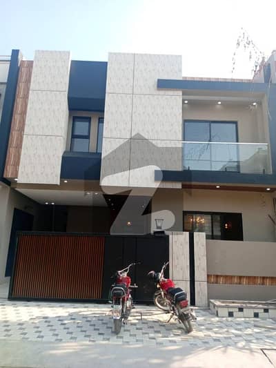 جی ۔ 13 اسلام آباد میں 6 کمروں کا 8 مرلہ مکان 7.1 کروڑ میں برائے فروخت۔