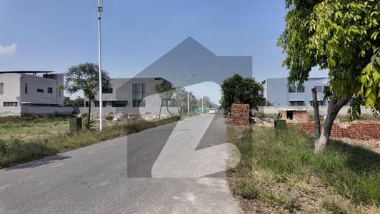 ڈی ایچ اے فیز 7 - بلاک وائے فیز 7,ڈیفنس (ڈی ایچ اے),لاہور میں 2 کنال رہائشی پلاٹ 10.25 کروڑ میں برائے فروخت۔