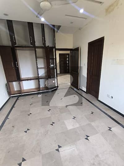 2 Bedrooms & 2 Bathrooms D TV Lounge & Kitchen