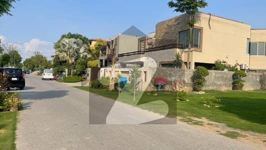 ڈی ایچ اے فیز 7 - بلاک پی فیز 7,ڈیفنس (ڈی ایچ اے),لاہور میں 1 کنال رہائشی پلاٹ 2.7 کروڑ میں برائے فروخت۔