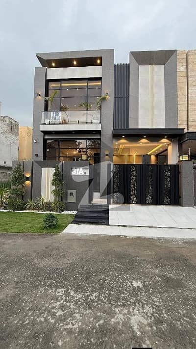 ڈی ایچ اے 9 ٹاؤن ڈیفنس (ڈی ایچ اے),لاہور میں 3 کمروں کا 5 مرلہ مکان 3.4 کروڑ میں برائے فروخت۔