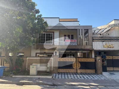 بحریہ ٹاؤن اسلام آباد میں 5 کمروں کا 10 مرلہ مکان 6.5 کروڑ میں برائے فروخت۔