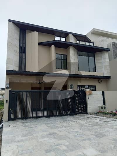 ڈی ۔ 12 اسلام آباد میں 5 کمروں کا 10 مرلہ مکان 11.75 کروڑ میں برائے فروخت۔