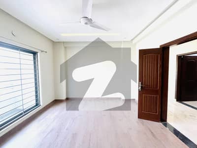 عسکری 11 عسکری,لاہور میں 3 کمروں کا 10 مرلہ فلیٹ 3.85 کروڑ میں برائے فروخت۔ عسکری 11 عسکری,لاہور میں 3 کمروں کا 10 مرلہ فلیٹ 3.85 کروڑ میں برائے فروخت۔