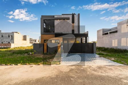 ڈی ایچ اے فیز 7 - بلاک یو فیز 7,ڈیفنس (ڈی ایچ اے),لاہور میں 4 کمروں کا 10 مرلہ مکان 5.4 کروڑ میں برائے فروخت۔