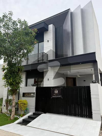 ڈی ایچ اے 9 ٹاؤن ۔ بلاک سی ڈی ایچ اے 9 ٹاؤن,ڈیفنس (ڈی ایچ اے),لاہور میں 5 مرلہ Studio مکان 2.8 کروڑ میں برائے فروخت۔