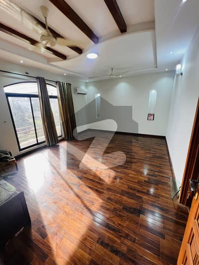 ای ۔ 11 اسلام آباد میں 9 کمروں کا 1 کنال مکان 12.5 کروڑ میں برائے فروخت۔