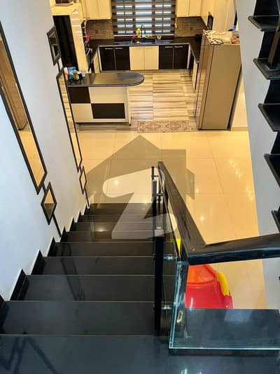 ڈی ایچ اے فیز 8 ڈی ایچ اے ڈیفینس,کراچی میں 6 کمروں کا 1 کنال مکان 17.5 کروڑ میں برائے فروخت۔