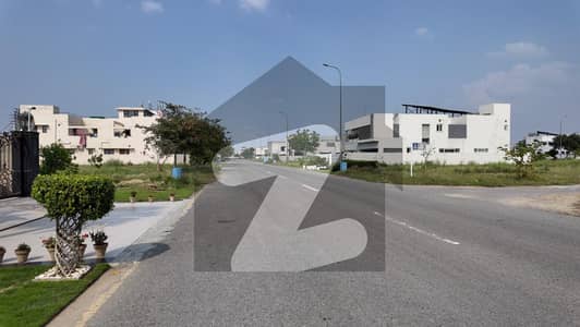 ڈی ایچ اے فیز 8 - بلاک ڈبلیو فیز 8,ڈیفنس (ڈی ایچ اے),لاہور میں 1 کنال رہائشی پلاٹ 7.75 کروڑ میں برائے فروخت۔