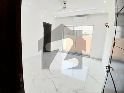 ڈی ایچ اے فیز 7 - بلاک یو فیز 7,ڈیفنس (ڈی ایچ اے),لاہور میں 5 کمروں کا 1 کنال مکان 3.75 لاکھ میں کرایہ پر دستیاب ہے۔