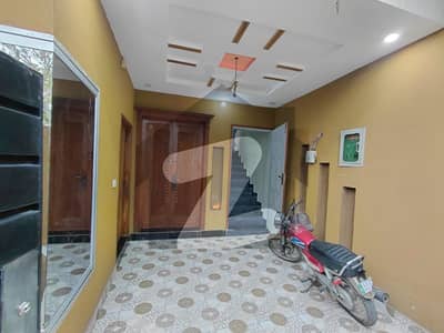 سادات ٹاؤن لاہور میں 4 کمروں کا 4 مرلہ مکان 1.6 کروڑ میں برائے فروخت۔