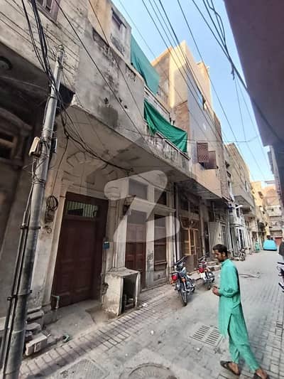 I SELL 3.29MARLA TRIPLE STOREY HOUSE IN QILA GUJJAR SING NEAR MACLORD ROAD