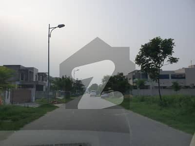 ڈی ایچ اے فیز 8 - بلاک ایکس فیز 8,ڈیفنس (ڈی ایچ اے),لاہور میں 1 کنال رہائشی پلاٹ 2.8 کروڑ میں برائے فروخت۔