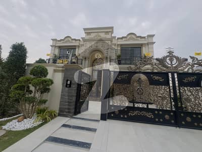 رائل آرچرڈ ملتان پبلک سکول روڈ,ملتان میں 6 کمروں کا 1 کنال مکان 7.4 کروڑ میں برائے فروخت۔