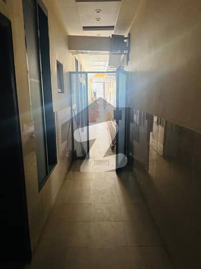 پی آئی اے مین بلیوارڈ لاہور میں 11 کمروں کا 10 مرلہ عمارت 7.6 کروڑ میں برائے فروخت۔