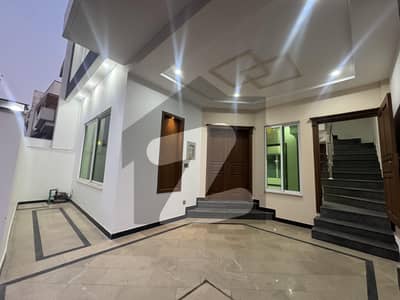 بحریہ انکلیو - سیکٹر بی1 بحریہ انکلیو,بحریہ ٹاؤن,اسلام آباد میں 3 کمروں کا 5 مرلہ مکان 2.9 کروڑ میں برائے فروخت۔